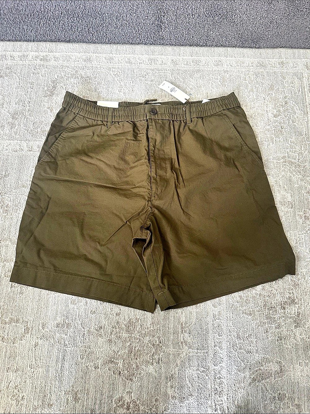 Banana Republic THE WEEKENDER 7" PULL-ON SHORT IN COTTON. Fresh Olive Green. Med